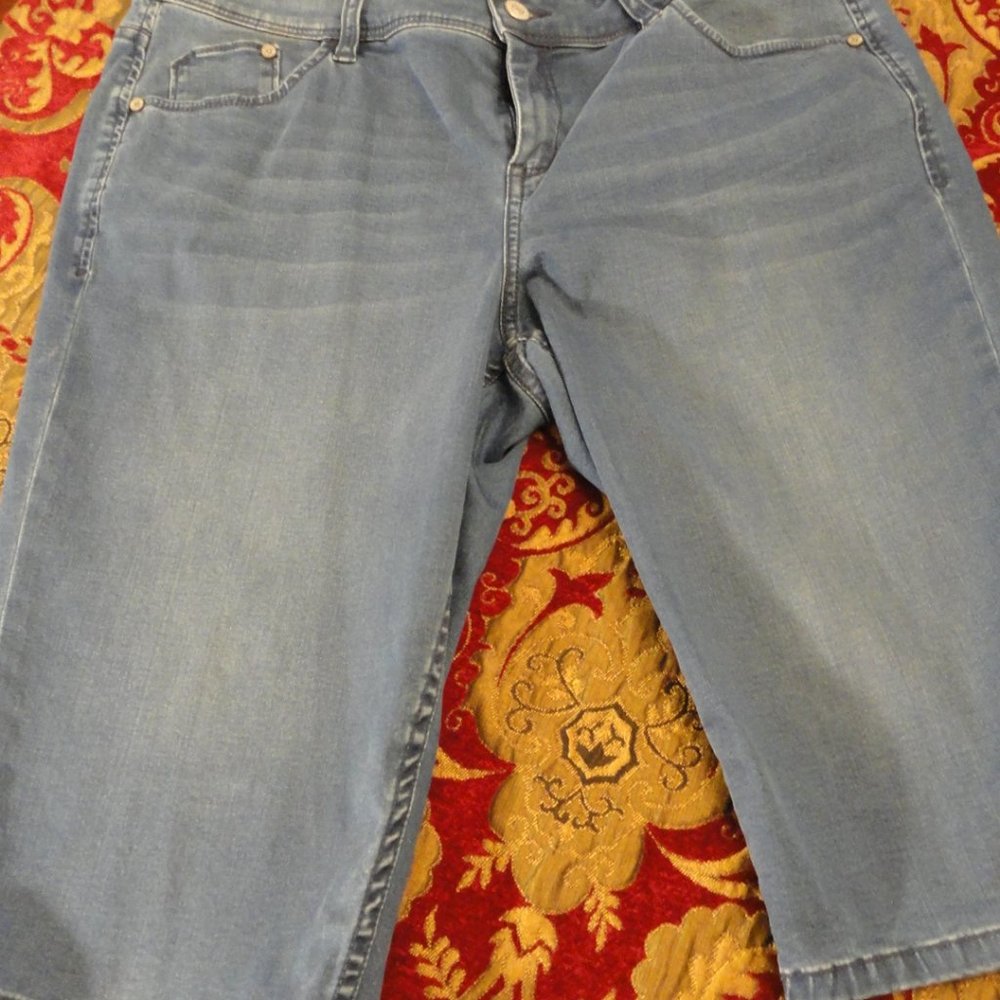 Tommy Bahama size 12 Bermuda shorts